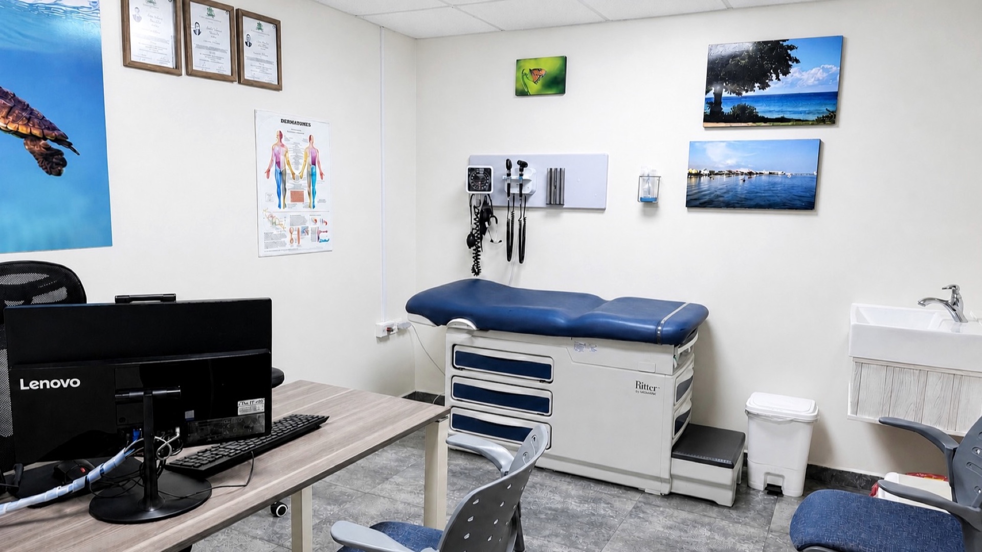 Sala de espera del hospital, con el ventanal sobre el malecón de Cozumel.