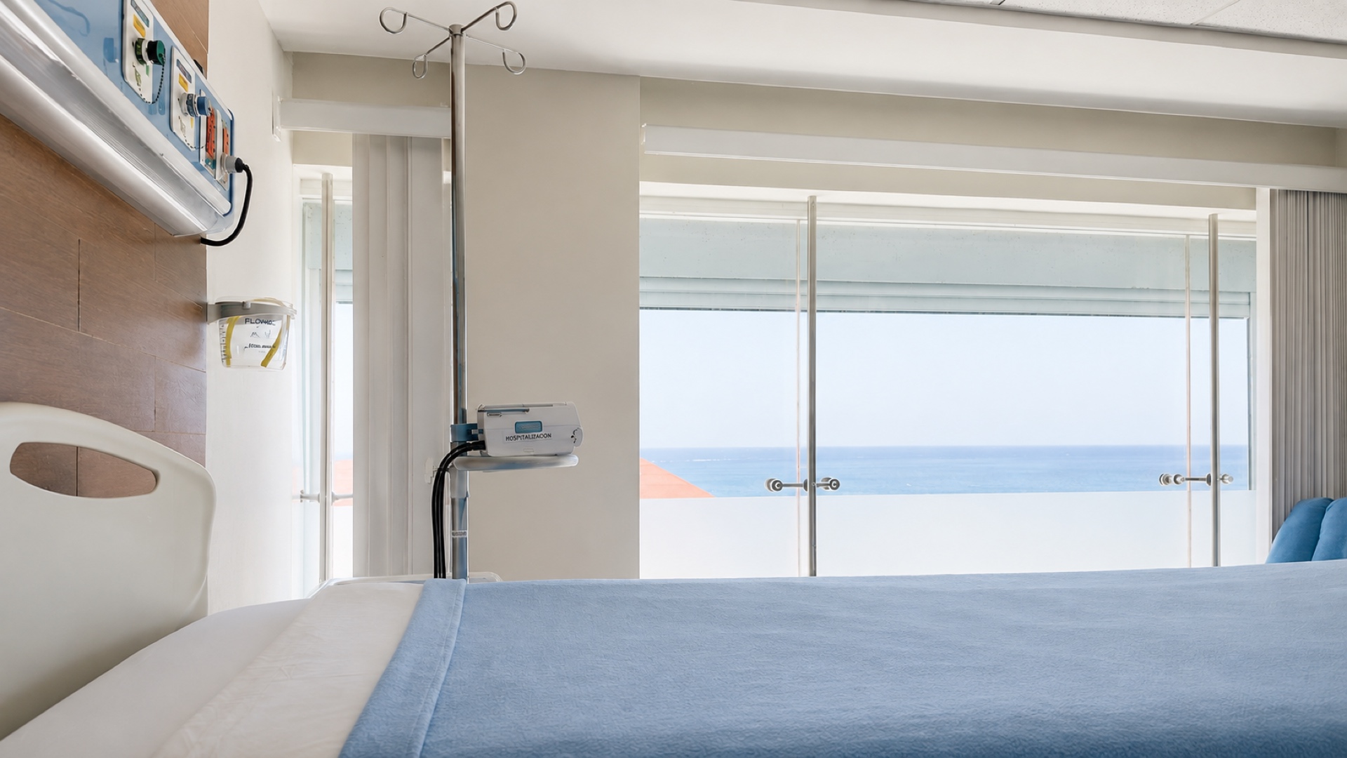 Suite de hospitalización con el mar de Cozumel por la ventana.
