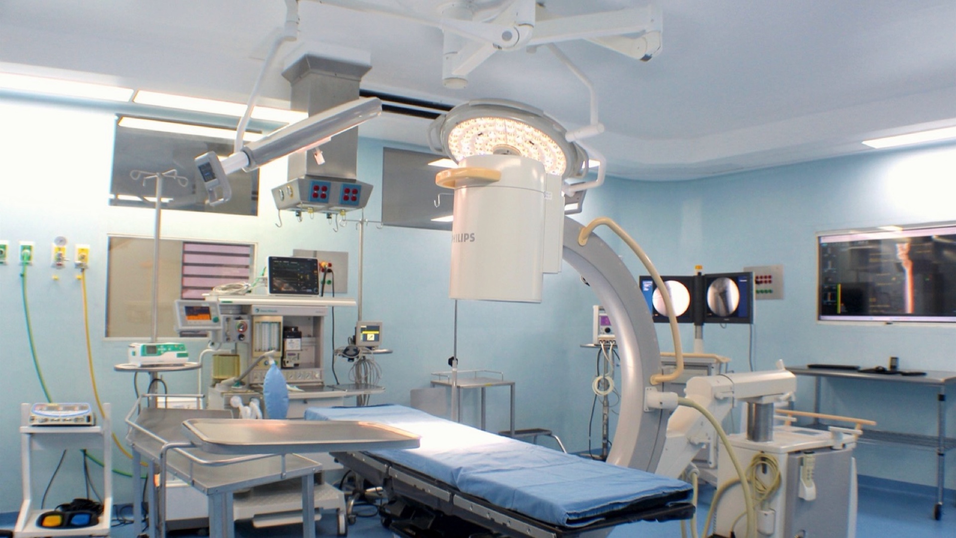 Quirófano del Hospital Internacional con la mesa preparada, las lámparas cenitales y la torre de laparoscopia.